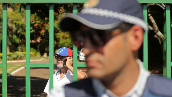 A man wearing a Venezuelan cap stands behind a fence on the grounds of Venezuelan embassy in Brasilia, Brazil, November 13, 2019.  - Sputnik International