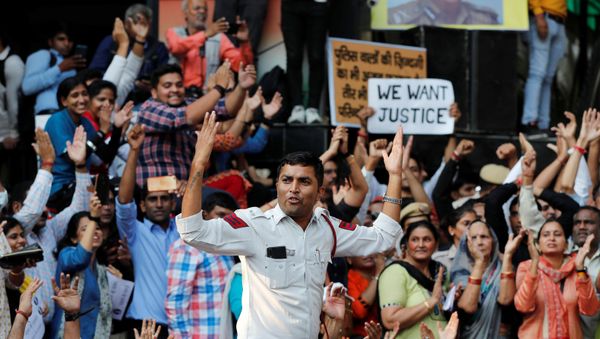 Delhi police personnel shout slogans during a protest after clashes erupted between police and lawyers last week outside their headquarters in New Delhi - Sputnik International
