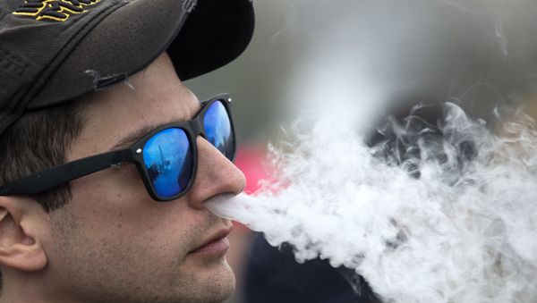 Demonstrator vapes outside of the White House - Sputnik International