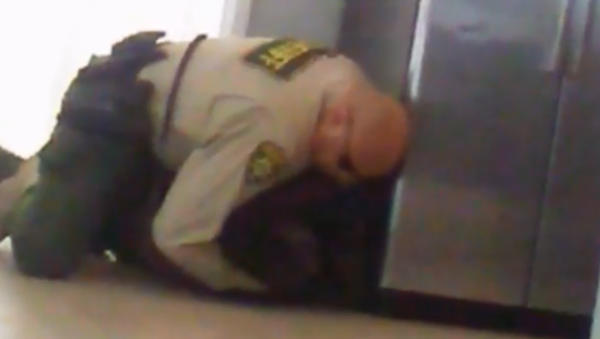 Newly surfaced cellphone footage shows the moment in which a deputy with Arizona's Pima County Sheriff’s Department violently wrestled a 15-year-old quadruple amputee at a group home in September. - Sputnik International