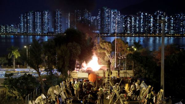 Protesters block Tolo Highway outside Chinese University campus in Hong Kong - Sputnik International
