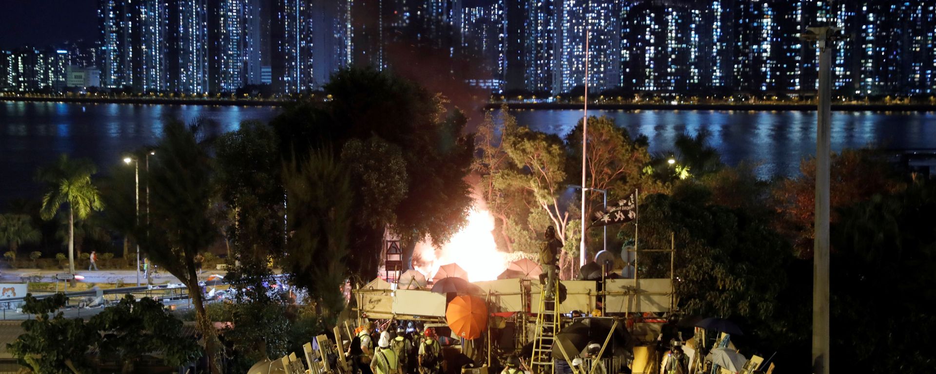 Protesters block Tolo Highway outside Chinese University campus in Hong Kong Protesters block Tolo Highway outside Chinese University campus in Hong Kong - Sputnik International, 1920, 23.11.2019