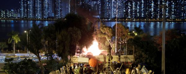 Protesters block Tolo Highway outside Chinese University campus in Hong Kong Protesters block Tolo Highway outside Chinese University campus in Hong Kong - Sputnik International