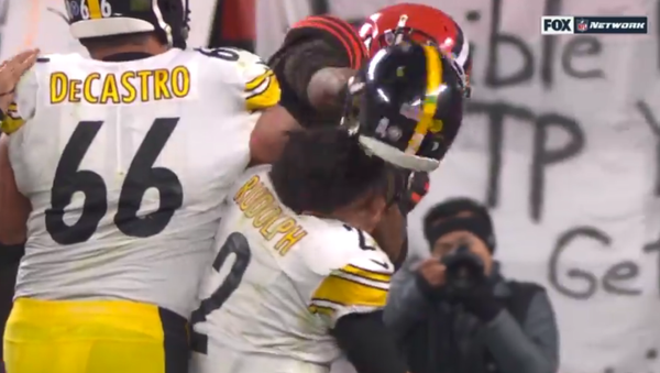 Cleveland Browns defensive end Myles Garrett strikes Pittsburgh Steelers quarterback Mason Rudolph with his helmet during a November 14, 2019, game in Cleveland - Sputnik International
