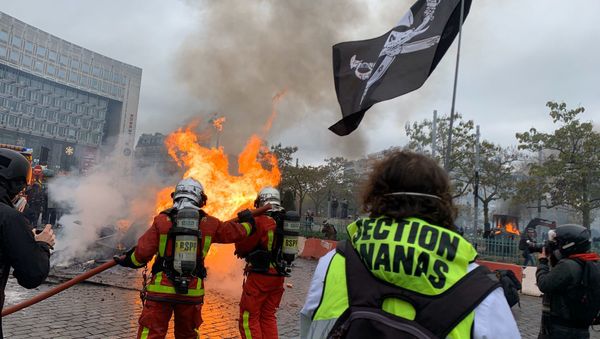 Firefighters at Place d’Italie Park During Yellow Vests Protests - Sputnik International