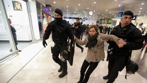 Catalan regional police 'Mossos D'Esquadra' officers evacuate a demonstrator as others sit and block the access to the platforms, at Barcelona Sants railway station during a protest called by local Republic Defence Committees (CDR) on November 16, 2019 in Barcelona. Catalan regional police 'Mossos D'Esquadra' officers evacuate a demonstrator as others sit and block the access to the platforms, at Barcelona Sants railway station during a protest called by local Republic Defence Committees (CDR) on November 16, 2019 in Barcelona. - Sputnik International