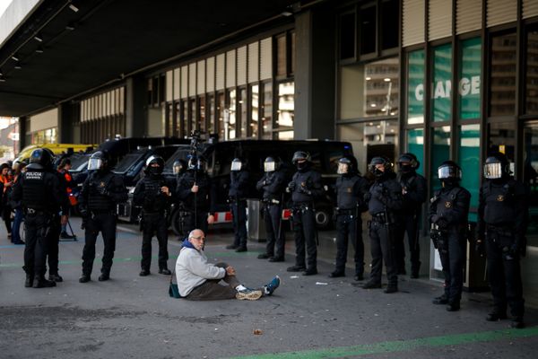 Pro-Independence Protesters Storm Barcelona Railway Station - Photo, Video Pro-Independence Protesters Storm Barcelona Railway Station - Photo, Video - Sputnik International