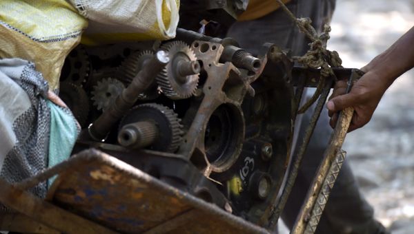 A Venezuelan man carries scrap metal to sell - Sputnik International