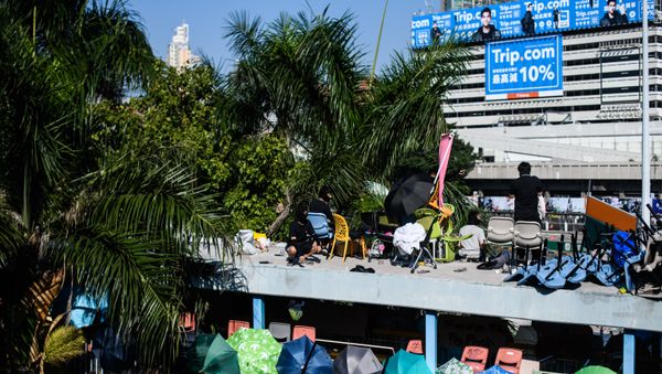 Protesters keep watch from the roof of a footbridge near the out of use Cross Harbour Tunnel outside the Hong Kong Polytechnic University in Hung Hom, Hong Kong on November 16, 2019. Protesters keep watch from the roof of a footbridge near the out of use Cross Harbour Tunnel outside the Hong Kong Polytechnic University in Hung Hom, Hong Kong on November 16, 2019. - Sputnik International