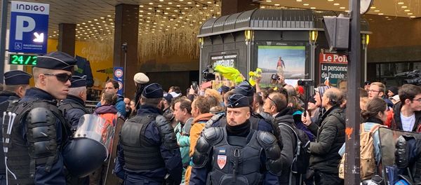 Police and Yellow Vest activists near Galeries Lafayette on 17 November, 2019 - Sputnik International