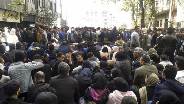 Protestors attend a demonstration after authorities raised gasoline prices, in the northern city of Sari, Iran, Saturday, Nov. 16, 2019. Protestors attend a demonstration after authorities raised gasoline prices, in the northern city of Sari, Iran, Saturday, Nov. 16, 2019. - Sputnik International