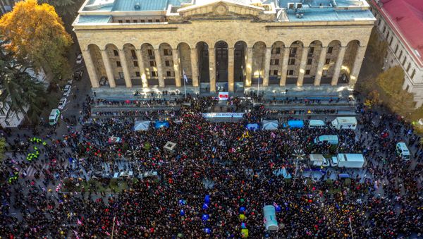 This picture taken on November 17, 2019 shows an aerial view of a crowd of Georgian opposition supporters gathered outside the parliament of Georgia in central Tbilisi, to demand the government's resignation and early parliamentary polls. - Sputnik International