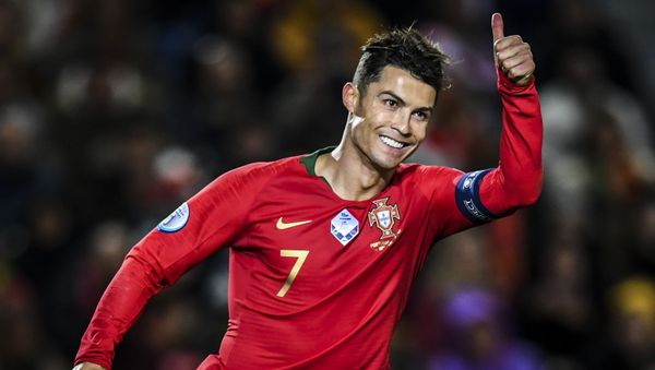 Portugal's forward Cristiano Ronaldo gives the thumb up during the Euro 2020 Group B football qualification match between Portugal and Lithuania at the Algarve stadium in Faro, on November 14, 2019 - Sputnik International
