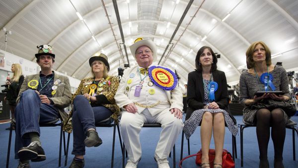 Alan Howling Laud Hope (centre) - Sputnik International