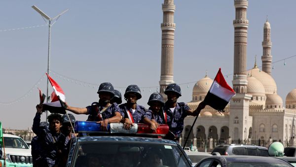 Houthi police troopers ride on the back of a patrol truck in Sanaa, Yemen November 5, 2019 - Sputnik International