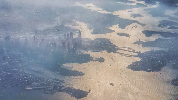 The smog from a large fire at Gospers Mountain, north-west of the city, was dragged over Sydney by winds  - Sputnik International