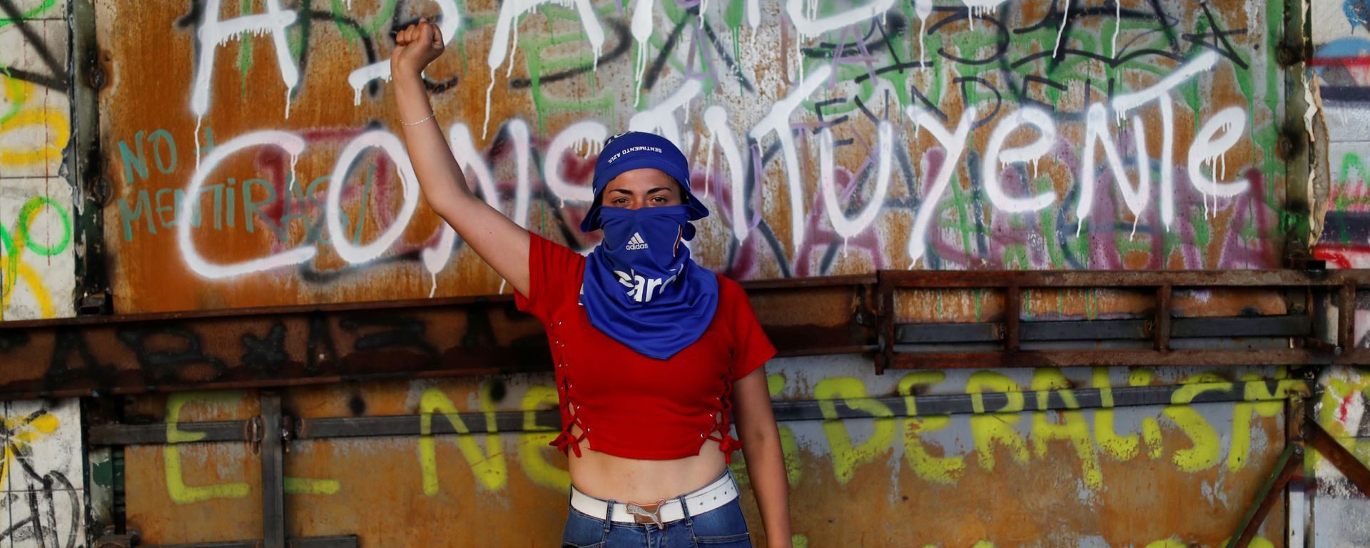 A demonstrator poses for a portrait in front of a graffiti reading Constituent Assembly during a protest against Chile's government in Santiago, Chile November 13, 2019. - Sputnik International, 1920, 19.11.2019