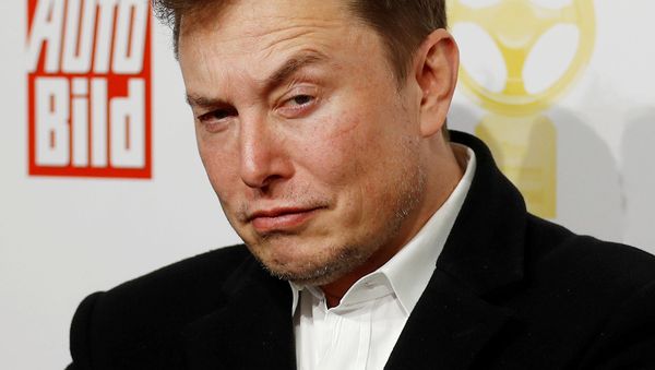SpaceX owner and Tesla CEO Elon Musk arrives on the red carpet for the automobile awards Das Goldene Lenkrad (The golden steering wheel) given by a German newspaper in Berlin, Germany, November 12, 2019 - Sputnik International