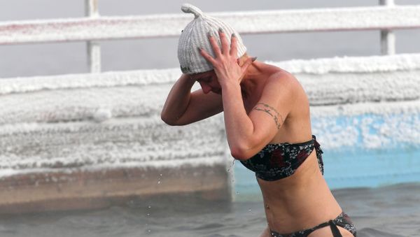 A woman during training for the open water swimming competitions in below 20 degrees Celsius in Krasnoyarsk - Sputnik International