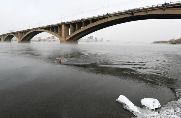 A man swims during the opening of the cold water swimming season in Krasnoyarsk A man swims during the opening of the cold water swimming season in Krasnoyarsk - Sputnik International