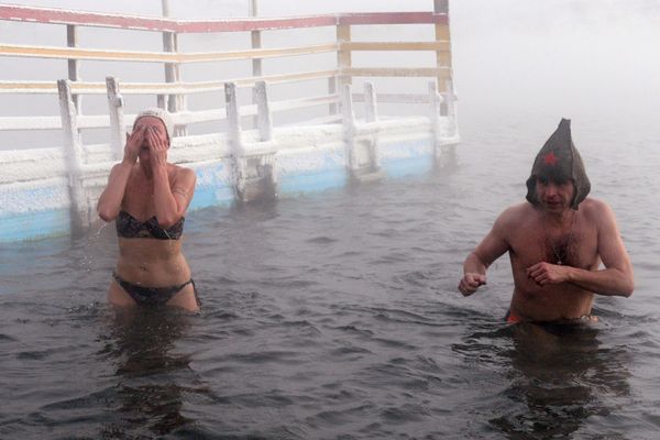 A couple of swimmers during training in the Yenisei River. Experts say it is better to start practising cold water swimming in summer, gradually adjusting yourself to lower temperatures. A couple of swimmers during training in the Yenisei River. Experts say it is better to start practising cold water swimming in summer, gradually adjusting yourself to lower temperatures. - Sputnik International