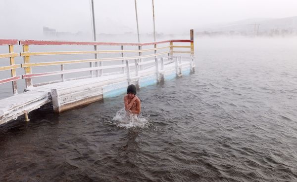 Swimming in the icy Yenisei River in Krasnoyarsk Swimming in the icy Yenisei River in Krasnoyarsk - Sputnik International