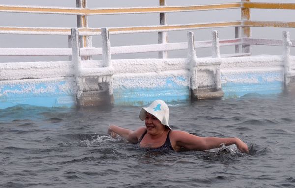 A woman enjoys ice water swimming A woman enjoys ice water swimming - Sputnik International