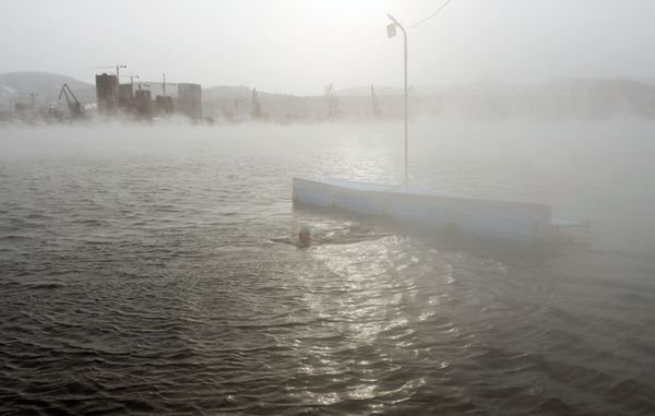A swimmer in the Yenisei River A swimmer in the Yenisei River - Sputnik International