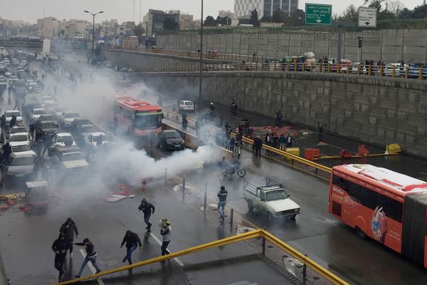 Iran Warns Regional Powers Won't Have 'Easy Life' if They Helped Create Unrest in Country - Report - Sputnik International