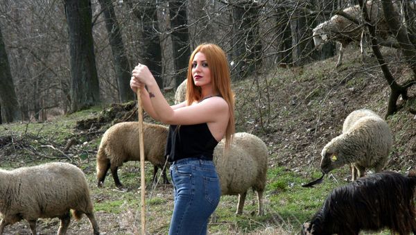 Girl and sheep - Sputnik International