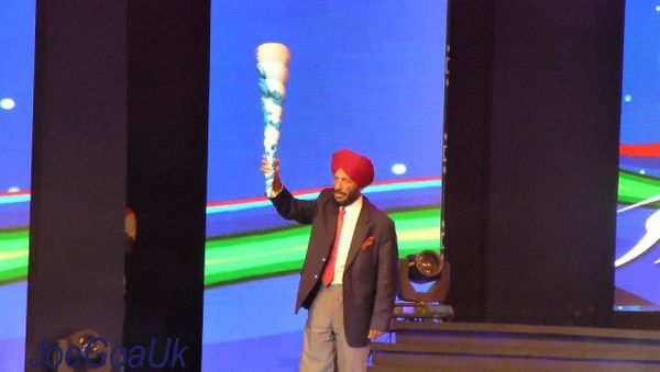 Milkha Singh with torch - Sputnik International