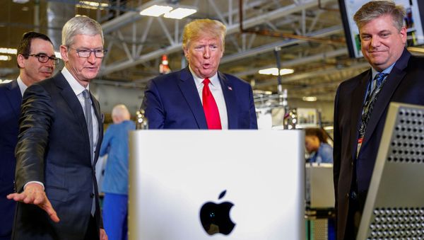 Apple CEO Tim Cook escorts U.S. President Donald Trump as he tours Apple's Mac Pro manufacturing plant with in Austin, Texas, U.S., November 20, 2019 - Sputnik International