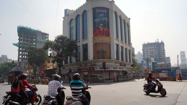 Vehicles drive past the headquarter of Shiv Sena, a regional political party, in Mumbai, India, November 11, 2019 - Sputnik International