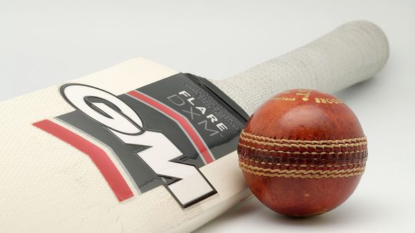 A Gunn & Moore Flare DXM bat (Harrow size) and a Gunn & Moore Purist 156g cricket bal A Gunn & Moore Flare DXM bat (Harrow size) and a Gunn & Moore Purist 156g cricket bal - Sputnik International