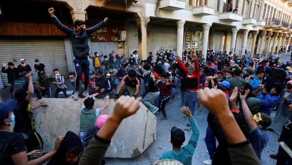 Iraqi demonstrators take part in ongoing anti-government protests in Baghdad, Iraq November 21, 2019 - Sputnik International