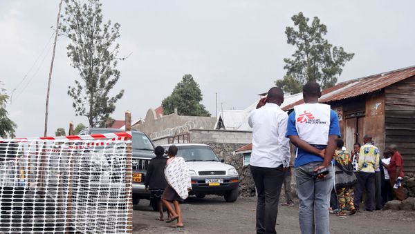 Congolese residents gather around Medecins Sans Frontieres (MSF) health workers. - Sputnik International