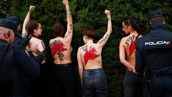 Police officers detain Femen activists at a demonstration of supporters of former Spanish dictator Francisco Franco against his exhumation during annual gathering held on the week of the 44th anniversary of the dictator's death, in Madrid, Spain, November 24, 2019 - Sputnik International