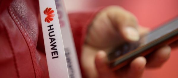  An attendee wears a badge strip with the logo of Huawei and a sign for 5G at the World 5G Exhibition in Beijing, China November 22, 2019 - Sputnik International