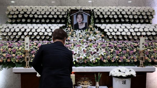 A man pays tribute at a memorial altar as he makes a call of condolence in honour of the K-pop star Goo Hara at the Seoul St. Mary's Hospital in Seoul, South Korea November 25, 2019. - Sputnik International