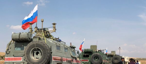 Armoured Russian military police vehicles in the town of Kobani - Sputnik International
