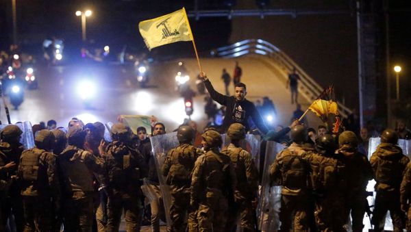 Supporters of the Lebanese Shi'ite groups Hezbollah and Amal in Beirut - Sputnik International