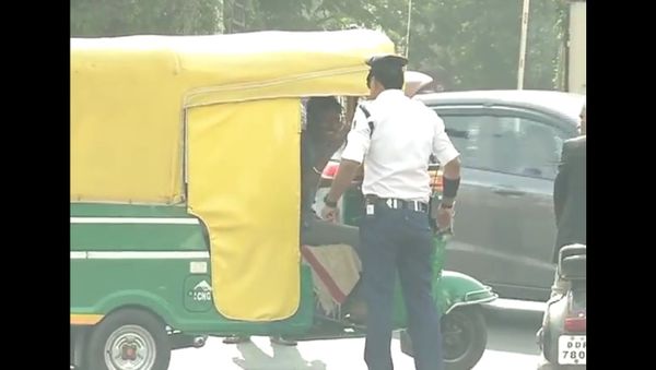  Super moonwalker traffic cop  - Sputnik International
