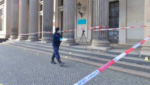 Policewoman walks outside the Green Vault city palace, unique historic museum that contains the largest collection of treasures in Europe after a robbery in Dresden, Germany, November 25, 2019. - Sputnik International