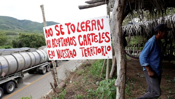 A member of the Community Police in the municipality of San Diego Xayakalan - Sputnik International