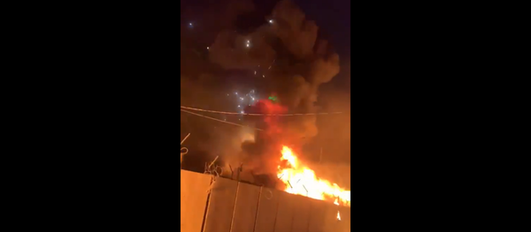 Video footage captures moment anti-government protesters torch Iranian consulate in Najaf, Iraq. - Sputnik International