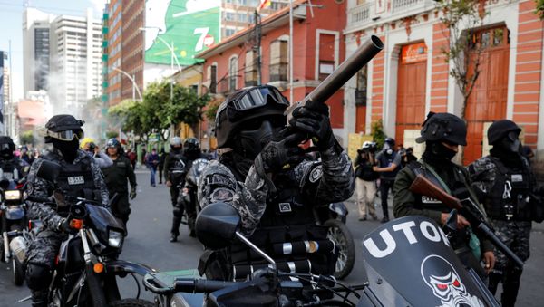 A member of the riot police aims his weapon during a protest, in La Paz, Bolivia November 21, 2019. - Sputnik International