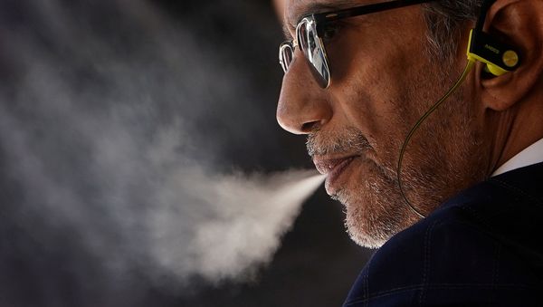 A man with a vaping product in the Manhattan borough of New York - Sputnik International