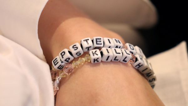 Jane Doe 15, a 31-year-old unidentified woman, who accuses the late financier Jeffrey Epstein of sexually abusing her when she was a child, wears a bracelet that reads Epstein didn't kill himself as she speaks at a news conference in Los Angeles, California, November 18, 2019 - Sputnik International