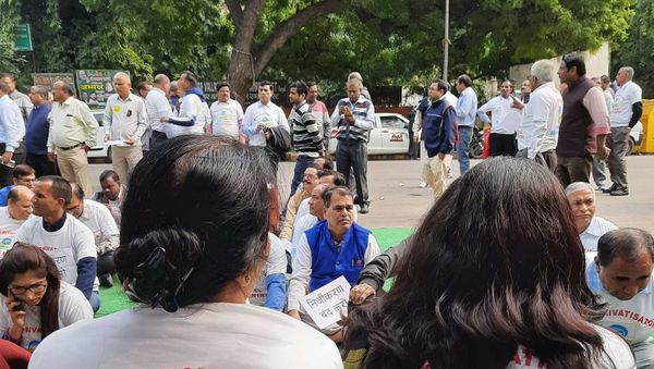 Thousands of Indian Refinery Workers Stage Nationwide Protests Opposing Privatisation  - Sputnik International