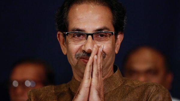Shiv Sena chief Uddhav Thackeray greets people after arriving at a press conference with Nationalist Congress Party president Sharad Pawar in Mumbai, India, November 23, 2019 - Sputnik International